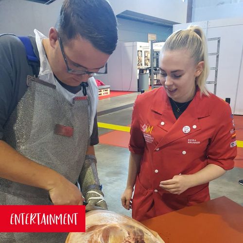 Keira von der Nationalmannschaft des Fleischerhandwerks zeigt im Workshop auf der SÜFFA, wie man Fleisch richtig...